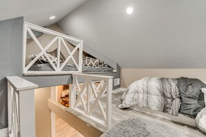 2 habitaciones, escritorio y tabla de planchar con plancha