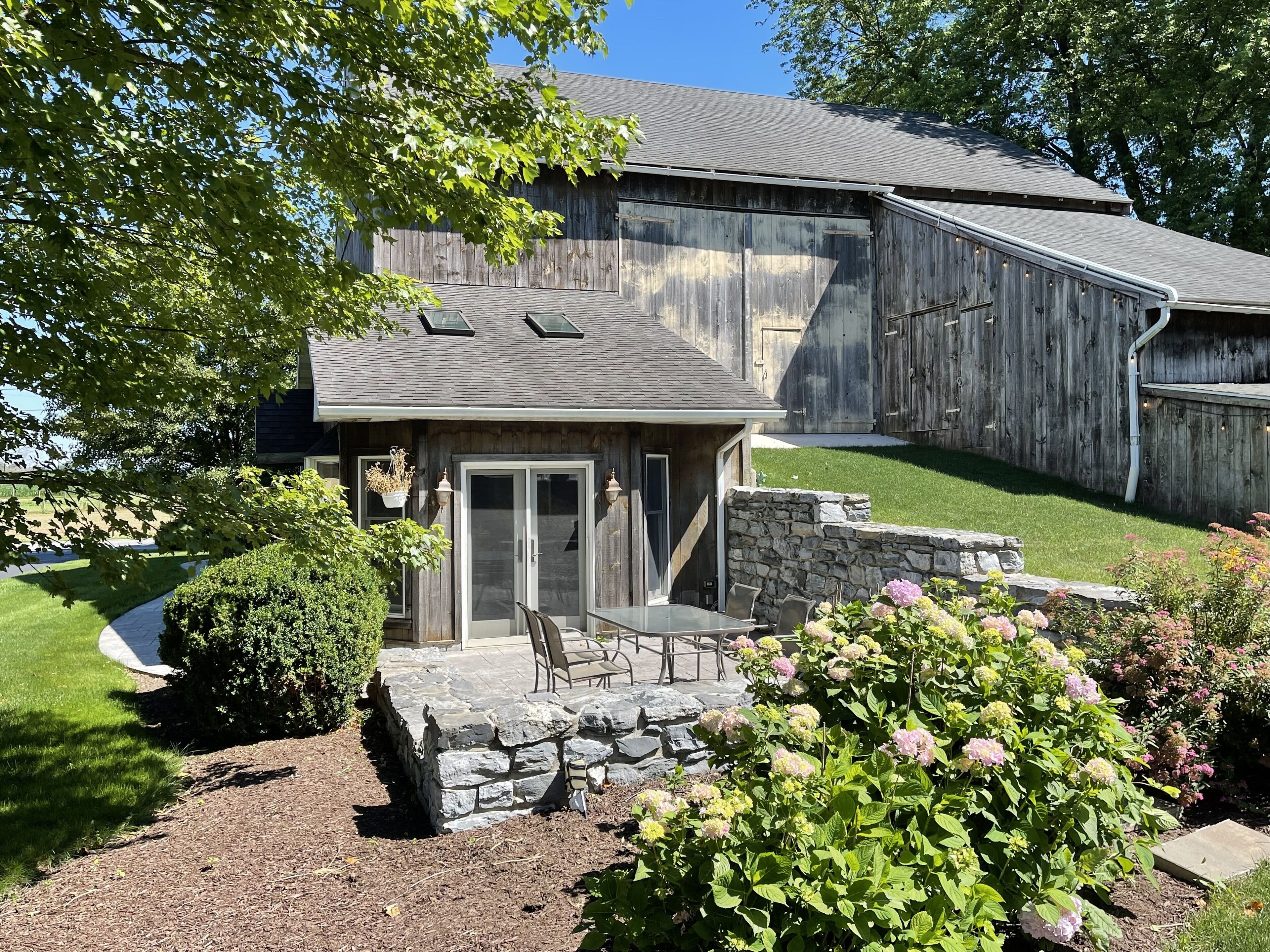 Cozy 1 bedroom suite w/ kitchen in 1879 bank barn in the middle of Amish Country