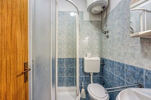 Combined shower/bathtub, hair dryer, towels