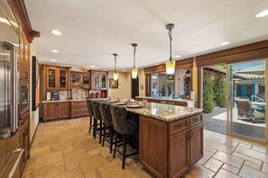 Fridge, microwave, oven, stovetop - 5 Minutes to BNP Open Tennis - Luxury Home (Indian Wells)