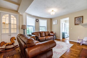 Smart-tv, eldstad, tv-spel och dvd-spelare