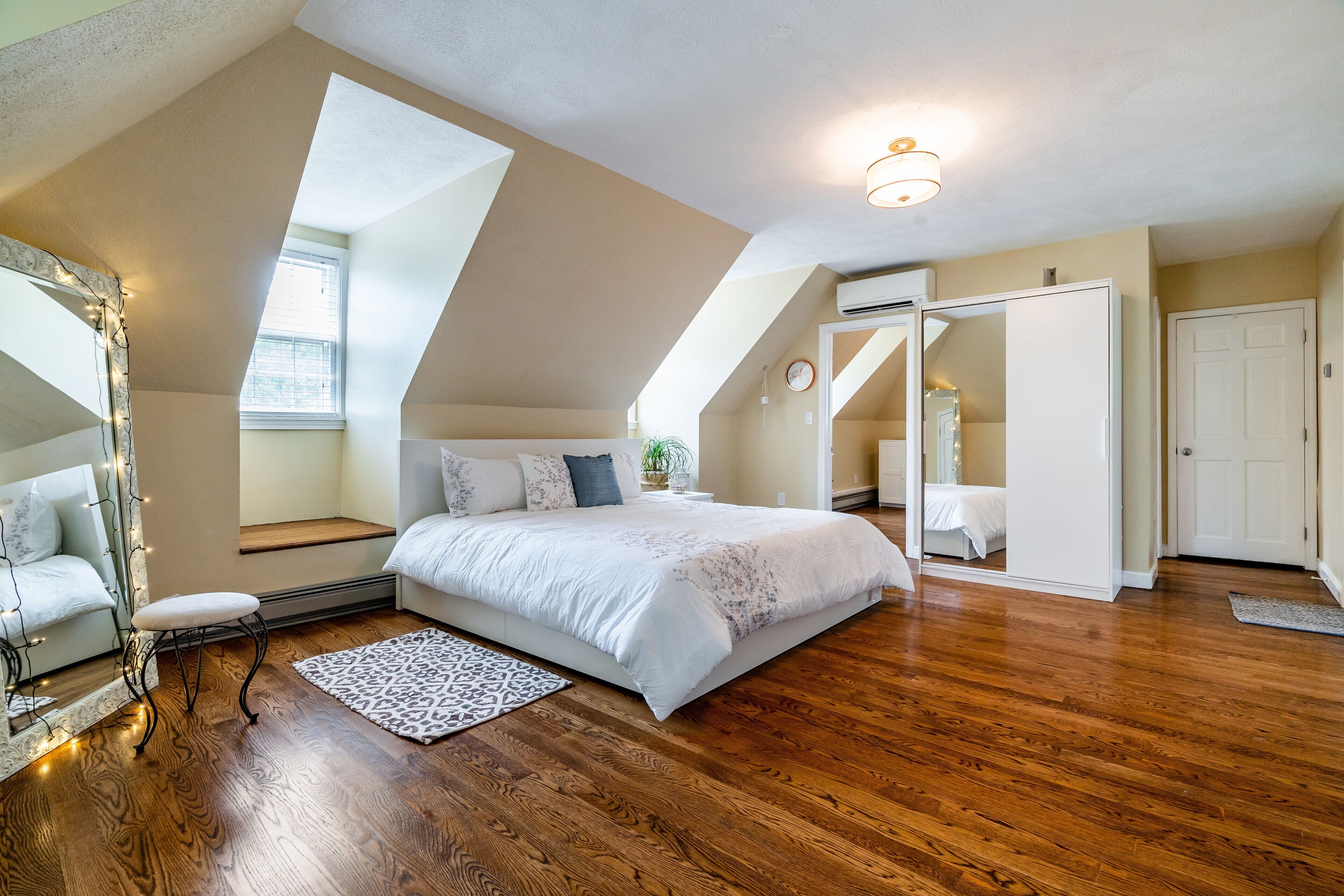 3 slaapkamers, een strijkplank/strijkijzer, gratis wifi, beddengoed