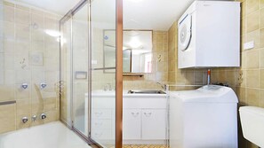 Combined shower/bathtub - Porta Pacifique 10 - Beachfront Bilinga With Stunning Views! (Bilinga)