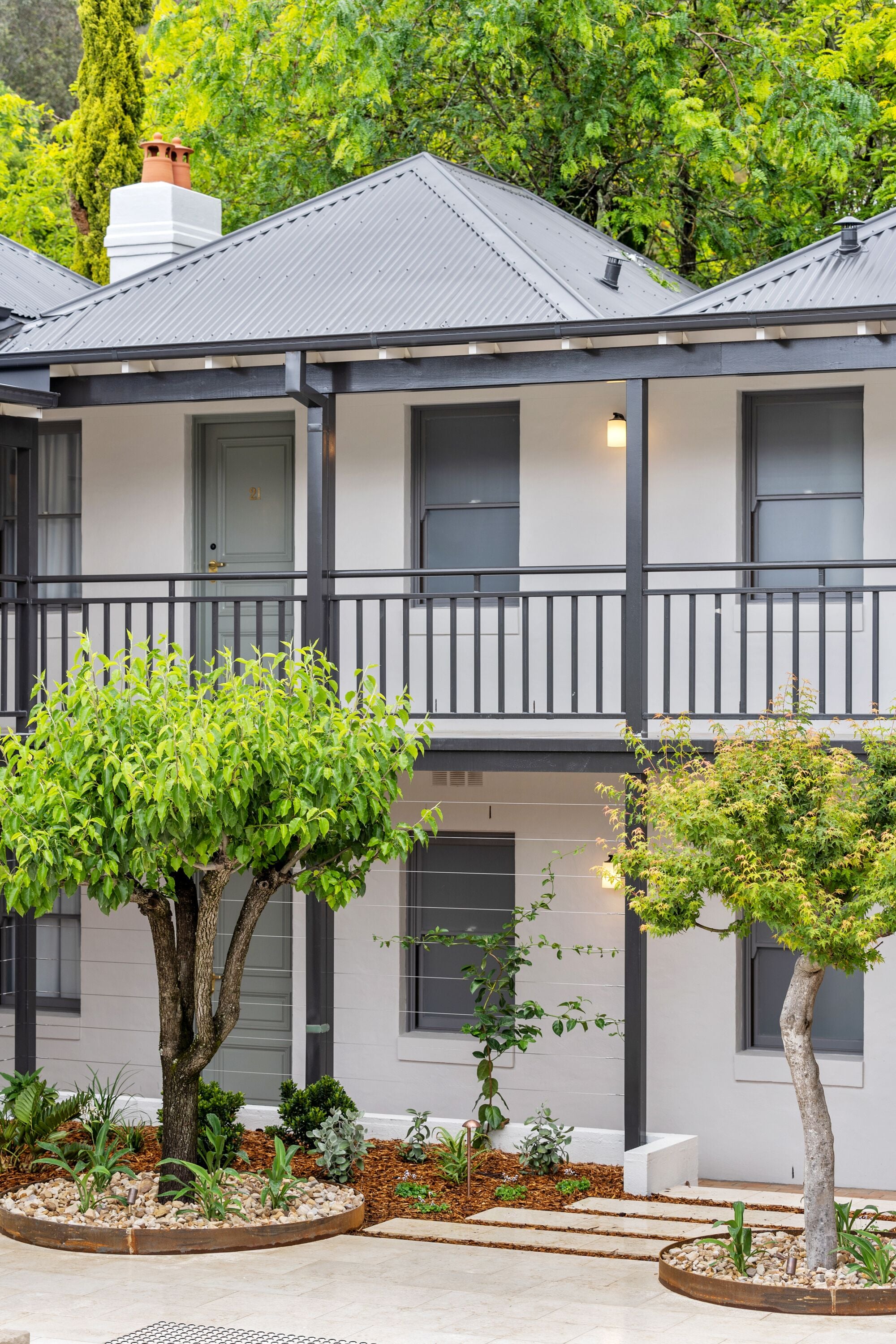 Minibar, escritorio y espacio para trabajar con laptop 