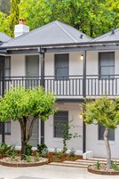 Minibar, escritorio, espacio para trabajar con un portátil