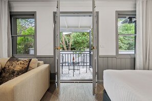 Minibar, desk, laptop workspace, iron/ironing board - Wildes Hotel Kangaroo Valley (Kangaroo Valley)