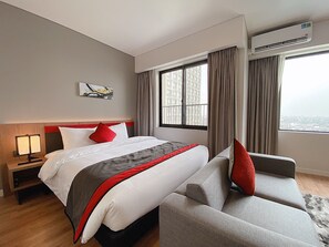 In-room safe, desk, laptop workspace, blackout curtains - Roygent Parks Hai Phong (Hai Phong)