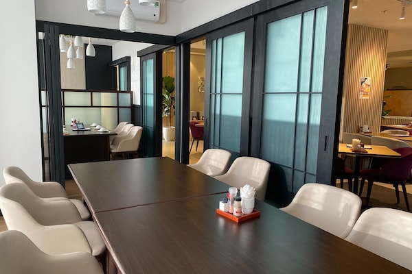 Phục vụ bữa sáng, bữa trưa, bữa tối, món Nhật Bản