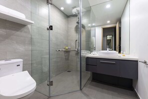 Basic Studio | Bathroom | Deep soaking tub, rainfall showerhead, free toiletries, hair dryer