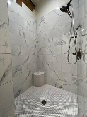 Shower, towels, soap, shampoo - Palafox Perfection, Sleeps 5 (Pensacola)