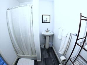 Douche, séchoir à cheveux, serviettes fournies, papier de toilette