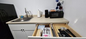 Réfrigérateur, four à micro-ondes, surface de cuisson, cafetiÚre-théiÚre