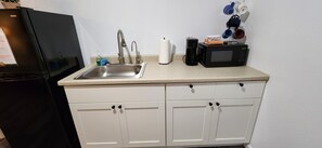 Refrigerador, microondas, parrilla de estufa y cafetera y tetera 