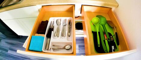 Réfrigérateur, four à micro-ondes, surface de cuisson, cafetiÚre-théiÚre