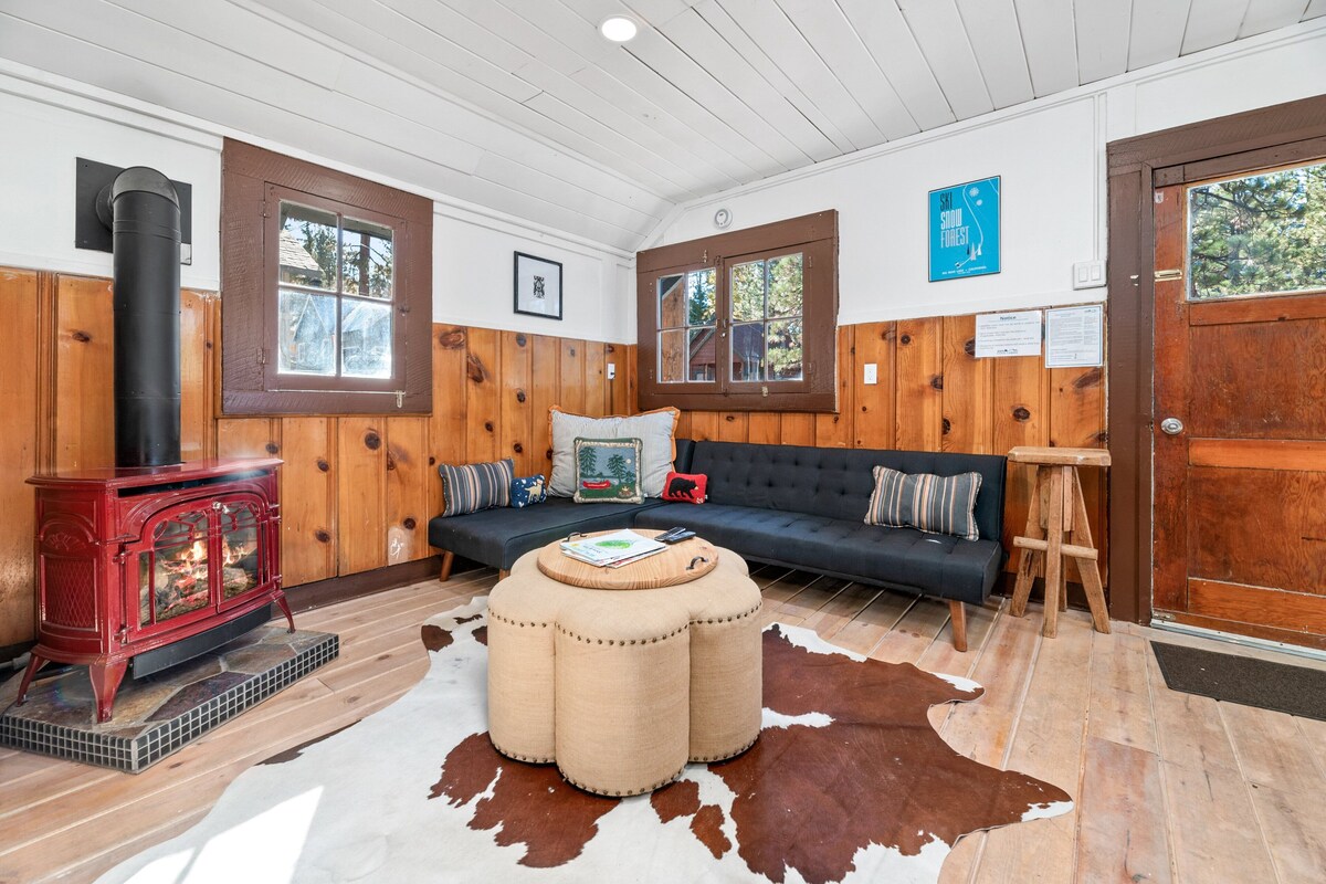 Walking distance to Lake and Village! Back patio with barbecue, fully fenced yard!