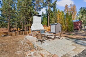 Outdoor dining - Walking distance to Lake and Village! Back patio with barbecue, fully fenced yard! (Big Bear Lake)