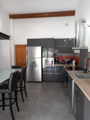 Réfrigérateur, micro-ondes, four, plaque de cuisson