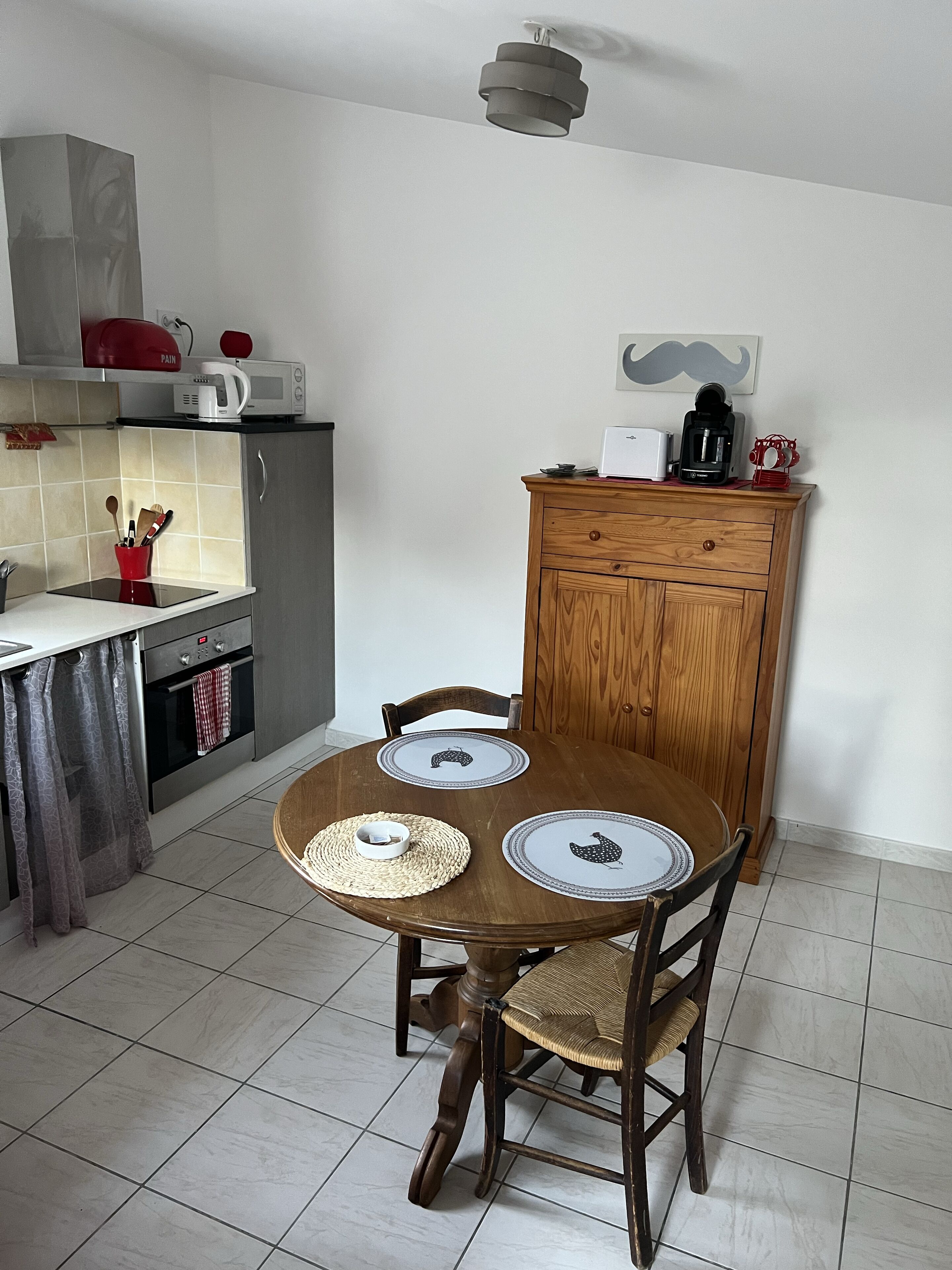 冷蔵庫、電子レンジ、オーブン、コンロ