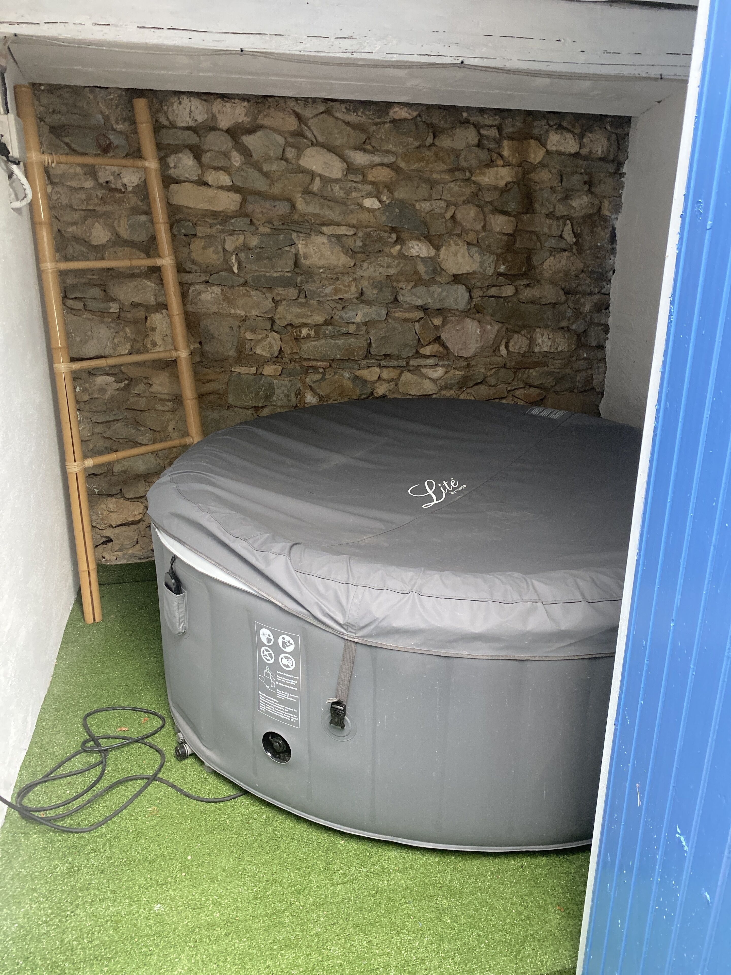 Tina de hidromasaje al aire libre