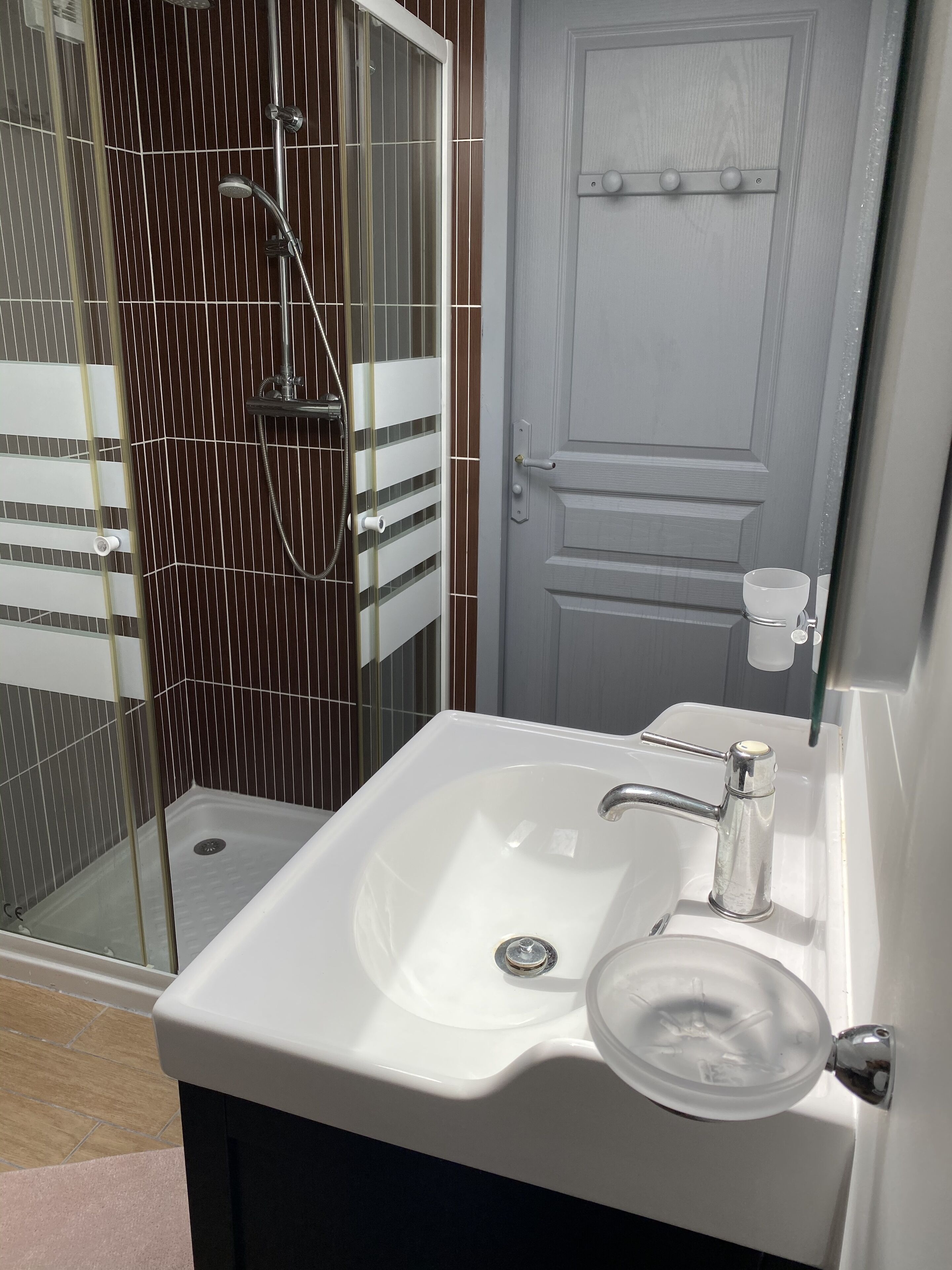 シャワー、タオル、トイレットペーパー