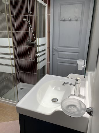 Shower, towels, toilet paper. Petit Gîte au Soleil