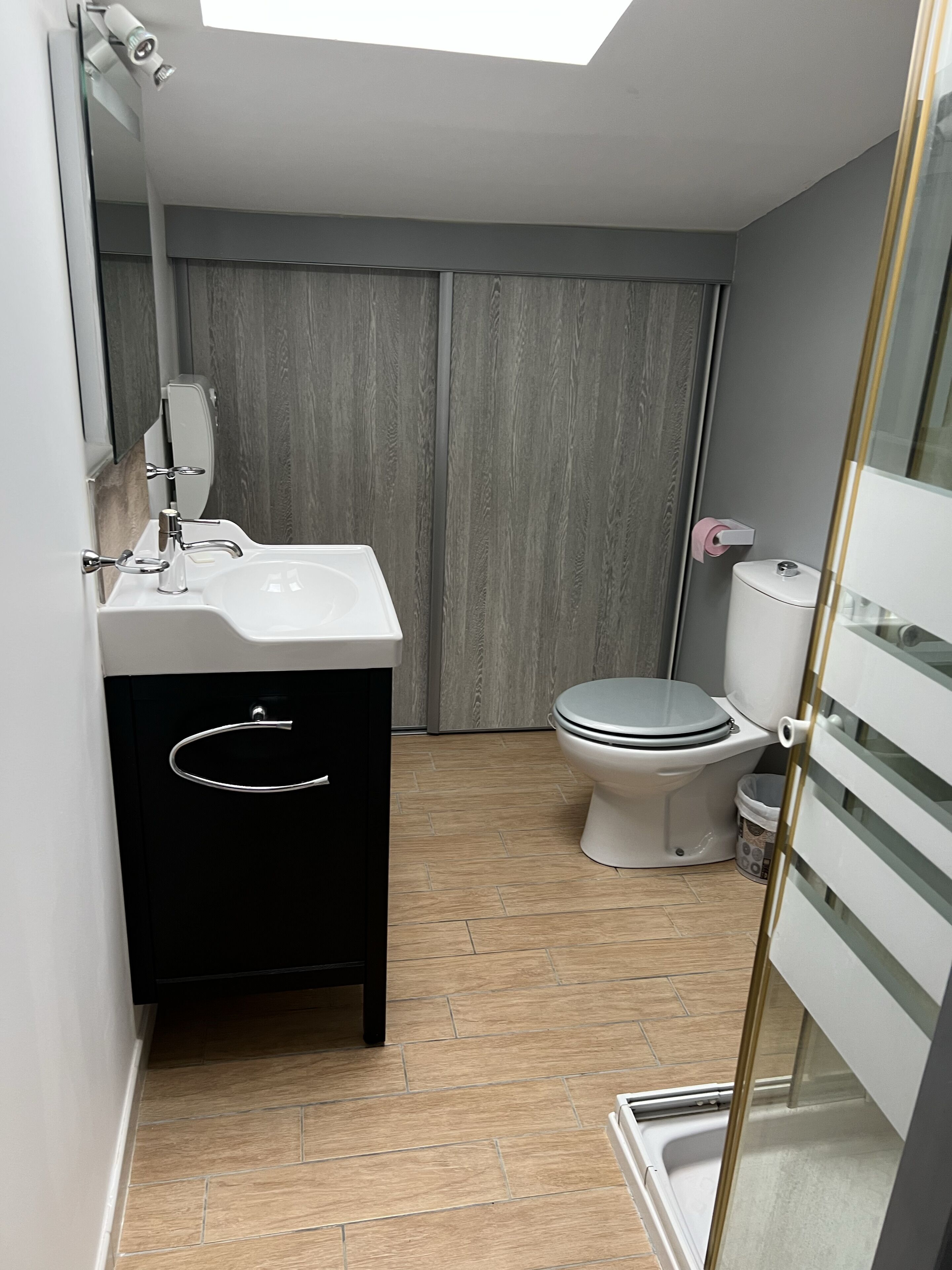 Douche, serviettes fournies, papier toilette
