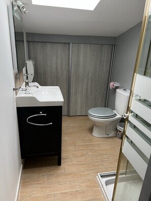 Een douche, handdoeken, toiletpapier