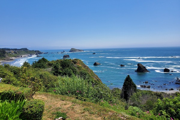 Na praia, espreguiçadeiras, toalhas de praia