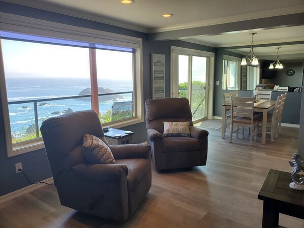 Smart-TV, Kamin, DVD-Player, Bücher