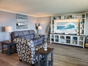 Smart-TV, Kamin, DVD-Player, Bücher