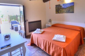 2 slaapkamers, een bureau, een strijkplank/strijkijzer, gratis wifi