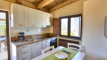 Frigorifero, forno, piano cottura, lavastoviglie