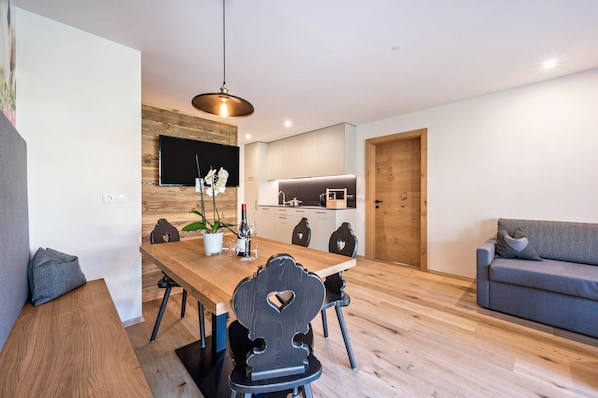 Un espacio habitable moderno con comedor, cocina y zona de estar.