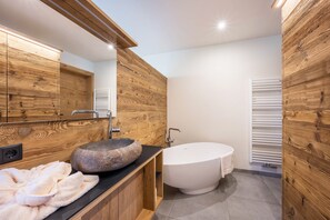 Bathtub, hair dryer, towels - Apartment "Leierhof Olivia" with Mountain View, Wi-Fi, Balcony & Garden (Rodeneck)