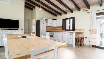 Frigorifero, forno, piano cottura, lavastoviglie