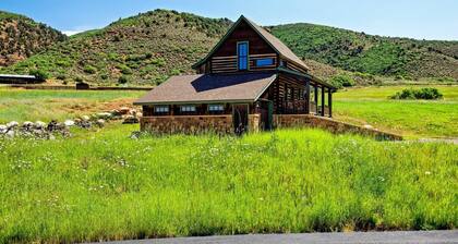 Cozy Winter Cabin Getaway | Near Aspen & Snowmass | Wood Stove, Stunning Views, Garage