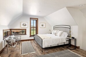 2 bedrooms, iron/ironing board, free WiFi, bed sheets - Monthly Rates! Cozy Cabin Getaway Near Aspen & Snowmass, Wood Stove, Stunning View, Master Bdrm AC (Woody Creek)