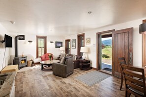 TV, fireplace - Monthly Rates! Cozy Cabin Getaway Near Aspen & Snowmass, Wood Stove, Stunning View, Master Bdrm AC (Woody Creek)