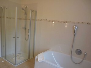 Een douche, een haardroger, handdoeken