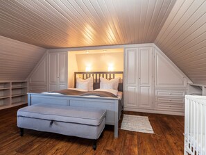 3 bedrooms, travel cot, WiFi, bed sheets