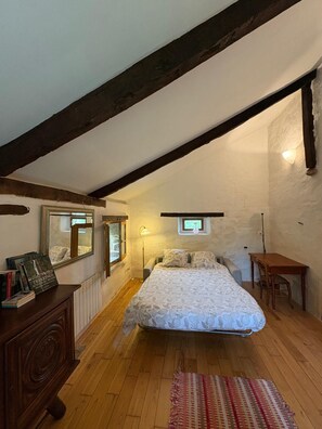 4 bedrooms, desk, iron/ironing board, travel crib