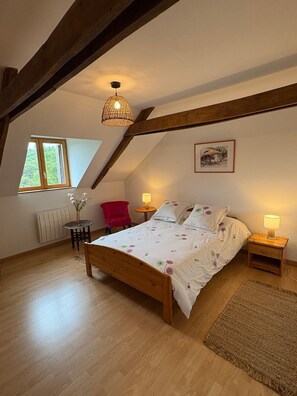 4 bedrooms, desk, iron/ironing board, travel cot