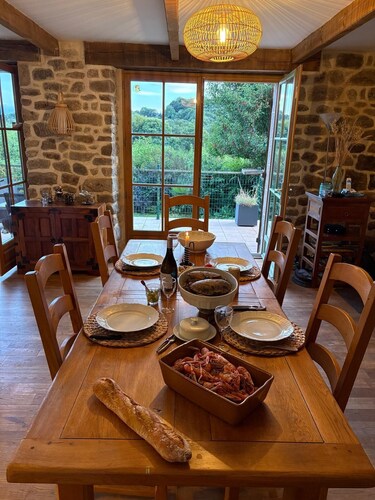 Longere Bretonne Dans UN Havre DE Verdure