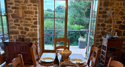 Longere Bretonne Dans UN Havre DE Verdure