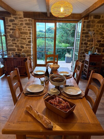 Longere Bretonne Dans UN Havre DE Verdure