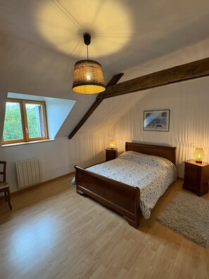 4 habitaciones, escritorio y tabla de planchar con plancha