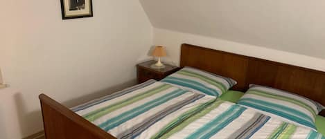 2 bedrooms, travel cot, WiFi, bed sheets