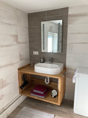 Regadera, secadora de cabello, toallas, jabón 