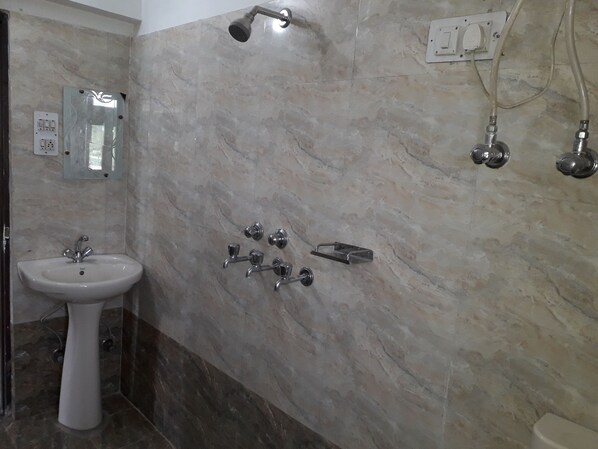 Dusj, håndklær, såpe og toalettpapir