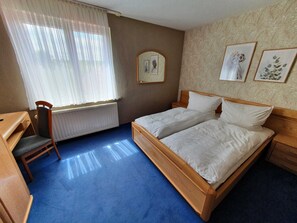 1 Schlafzimmer, Schreibtisch, WLAN, Bettwäsche